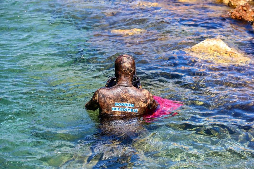 Bunu balıklar yıkansın diye mi denize attın! Deniz dibi temizliğinde 'Pes' dedirten görüntüler... 18